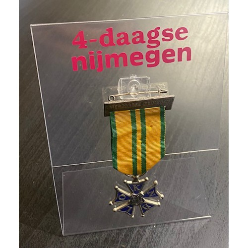 4-daagse medaille standaardje met blauwe of rood