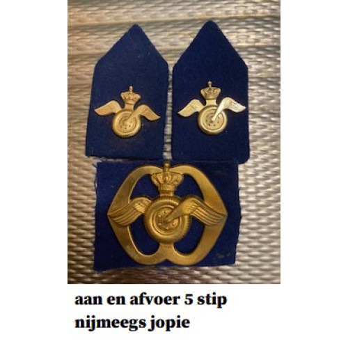 baret embleem aan/afvoer