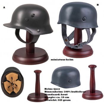 helm miniatuur, ijzer op houten standaard