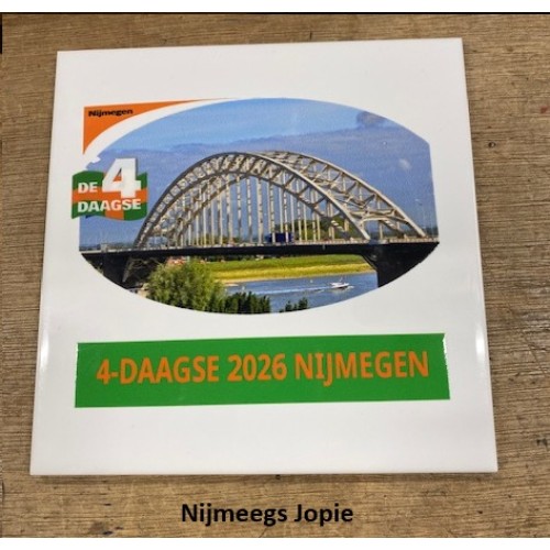 4-daagse tegel met waalbrug en jaartal 2026, eventueel met uw naam nog eronder gedrukt