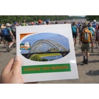 4-daagse tegel met waalbrug en jaartal 2026, eventueel met uw naam nog eronder gedrukt